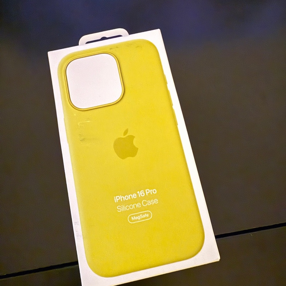 Apple iPhone 16 Pro Silicone Case - Star Fruit